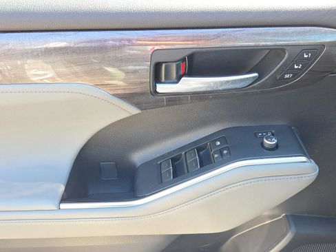 Used 2023 Toyota Highlander L image 23