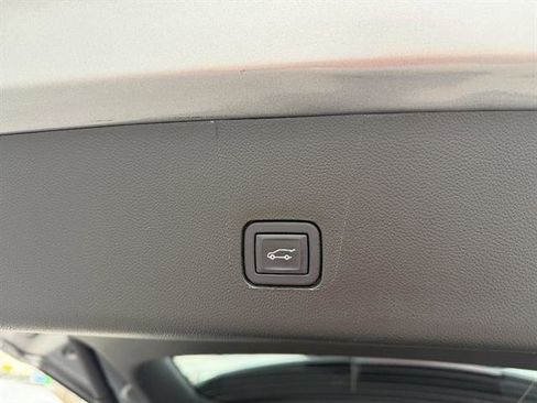 Used 2023 Chevrolet Traverse LT image 28