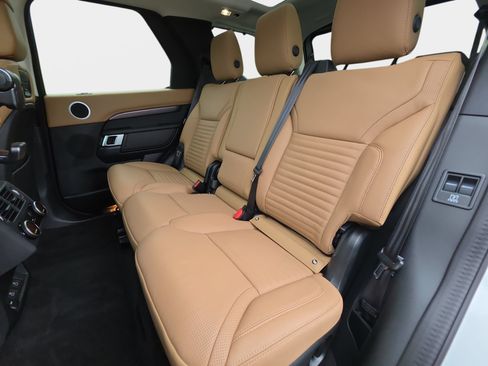 Used 2025 Land Rover Discovery Metropolitan Edition AWD/4WD image 15