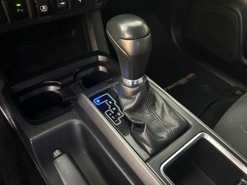 Used 2018 Toyota Tacoma TRD Off-Road w/ Technology Package AWD/4WD image 32