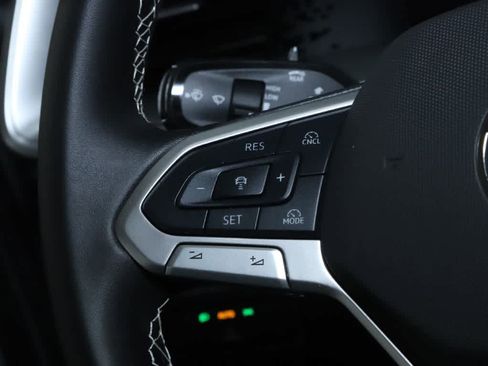 Certified 2025 Volkswagen Tiguan SE image 22