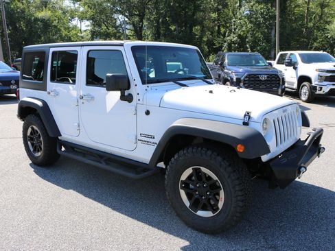 Used 2017 Jeep Wrangler Unlimited Sport w/ Connectivity Group AWD/4WD image 9