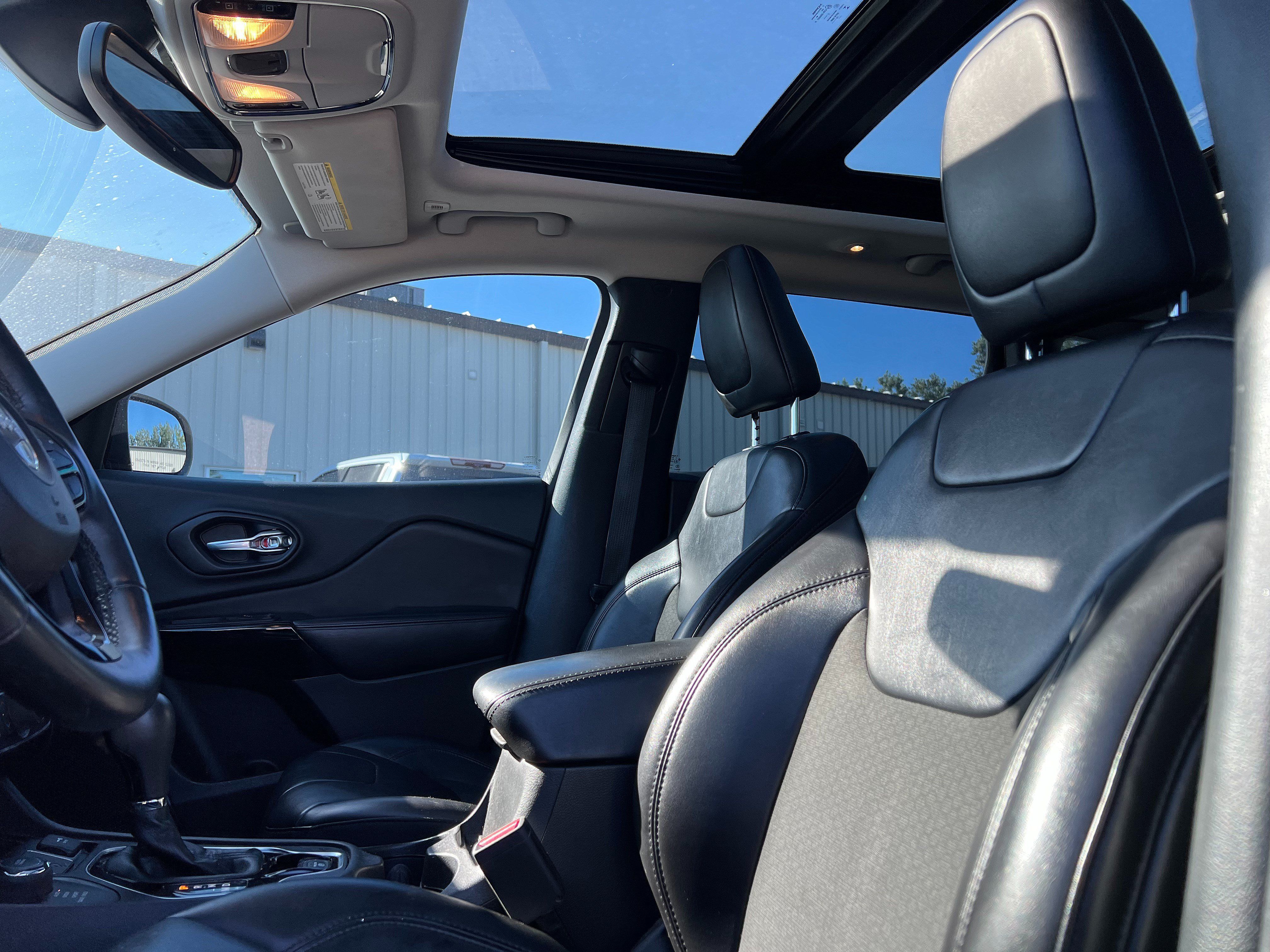 Used 2019 Jeep Cherokee Latitude Plus AWD/4WD image 10