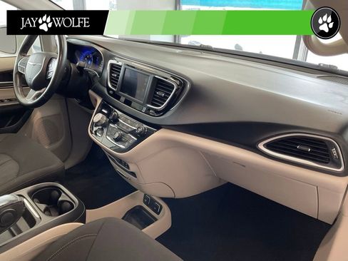 Used 2020 Chrysler Pacifica Touring FWD image 17