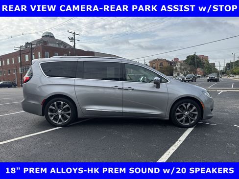 Used 2017 Chrysler Pacifica Limited image 2