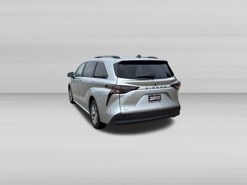 Used 2025 Toyota Sienna XLE FWD image 7