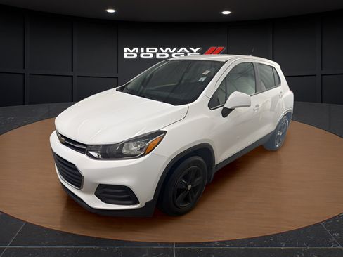 Used 2019 Chevrolet Trax LS w/ Tint and Cruise Package FWD image 2