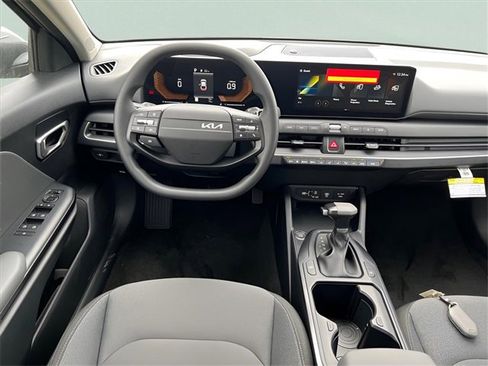 New 2025 Kia K4 LXS image 2
