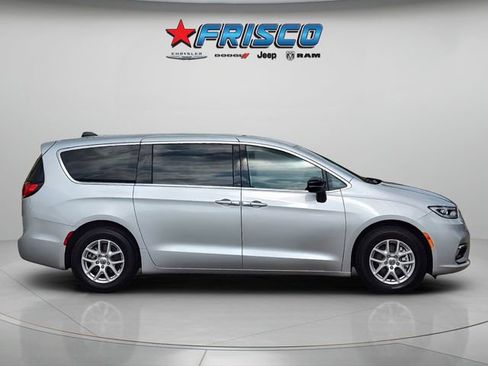 Certified 2024 Chrysler Pacifica Touring-L image 7