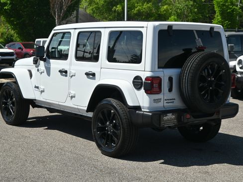 Used 2025 Jeep Wrangler Sahara w/ Safety Group image 12