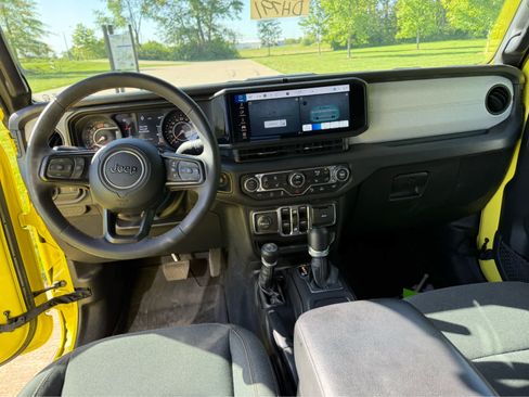 Used 2024 Jeep Wrangler Unlimited Sport AWD/4WD image 12