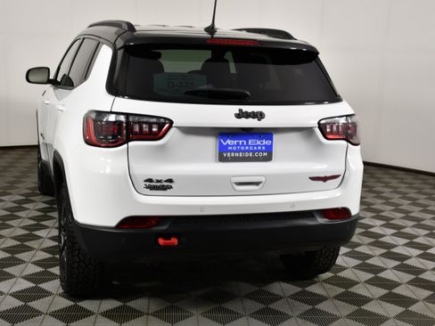 Used 2024 Jeep Compass Trailhawk w/ Trailhawk Convenience Group AWD/4WD image 7