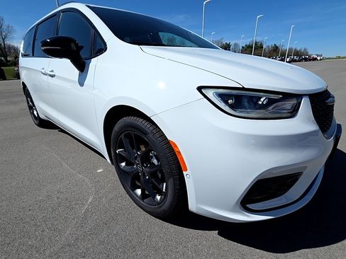New 2026 Chrysler Pacifica Limited FWD image 3