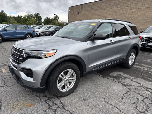 Used 2022 Ford Explorer XLT image 4