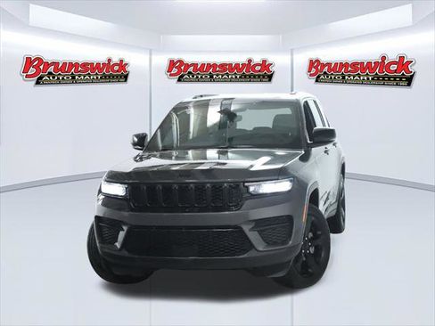 Certified 2024 Jeep Grand Cherokee Altitude image 3