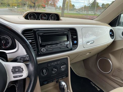 Used 2013 Volkswagen Beetle TDI image 24