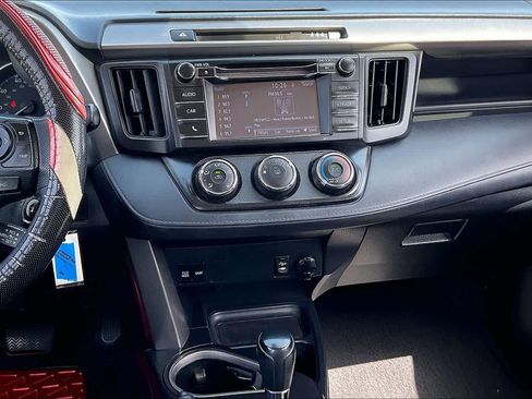 Used 2017 Toyota RAV4 LE FWD image 6