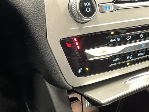 Used 2023 Ford Explorer XLT image 8