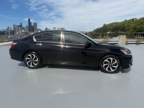 Certified 2017 Honda Accord EX-L image 3