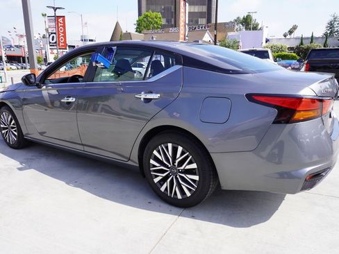 Used 2024 Nissan Altima 2.5 SV FWD image 5