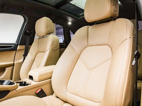 Used 2025 Porsche Macan image 5