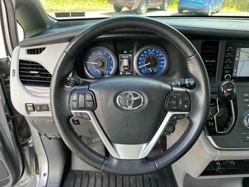 Used 2020 Toyota Sienna XLE w/ XLE Navigation Package AWD/4WD image 35