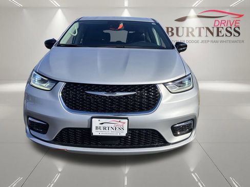 Used 2024 Chrysler Pacifica Touring-L FWD image 4