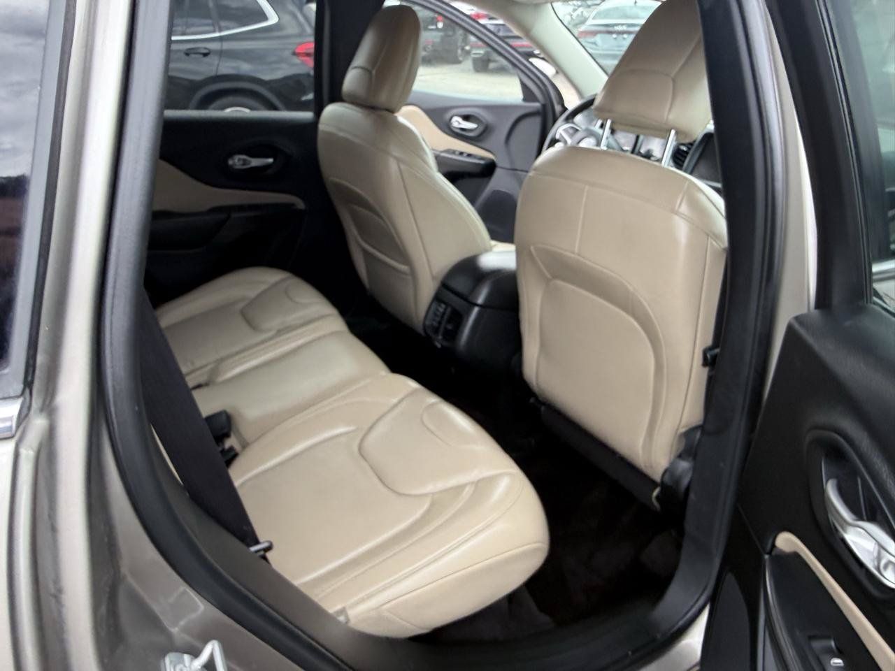 Used 2016 Jeep Cherokee Limited FWD image 12