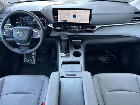 Certified 2026 Toyota Sienna XLE FWD image 17
