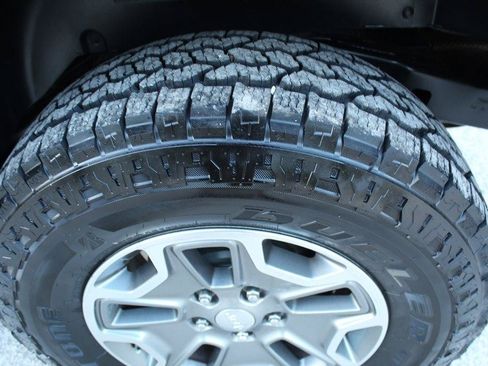 Used 2017 Jeep Wrangler Unlimited Rubicon w/ Connectivity Group AWD/4WD image 10