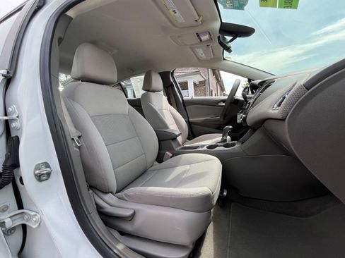 Used 2018 Chevrolet Cruze LT FWD image 14
