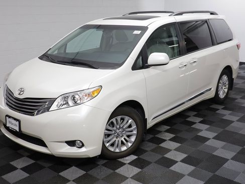 Used 2017 Toyota Sienna XLE image 2