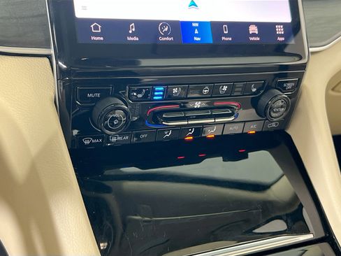 Used 2022 Jeep Grand Cherokee Limited w/ Luxury Tech Group II image 16