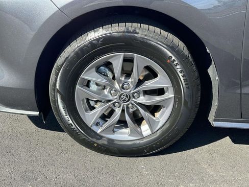 Used 2025 Toyota Sienna XLE image 32