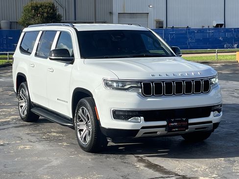 Used 2024 Jeep Wagoneer L Series II RWD image 3