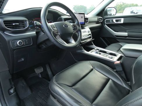 Used 2021 Ford Explorer XLT w/ Equipment Group 202A AWD/4WD image 24