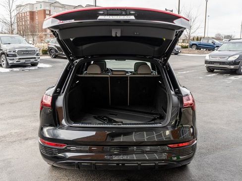 Used 2024 Audi Q8 e-tron Prestige image 37