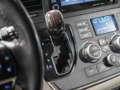 Certified 2019 Toyota Sienna XLE image 24