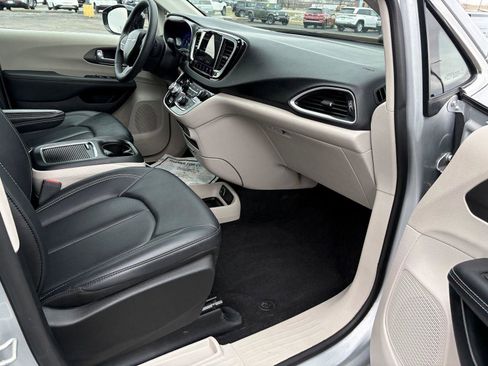 Used 2024 Chrysler Pacifica Touring-L image 10