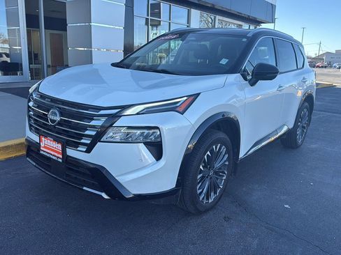 Used 2024 Nissan Rogue Platinum image 9