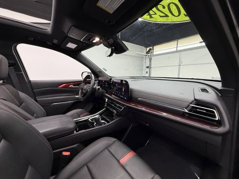 Used 2024 Chevrolet Traverse RS image 28