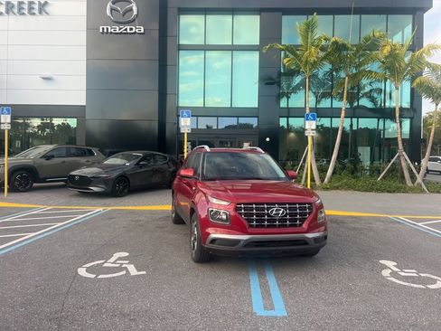 Used 2023 Hyundai Venue SEL image 3
