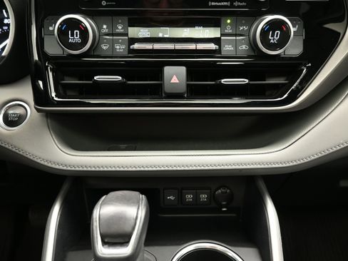 Used 2021 Toyota Highlander XLE AWD/4WD image 35