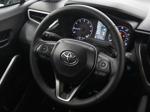 Used 2025 Toyota Corolla Cross LE image 13