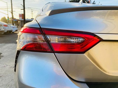 Used 2018 Toyota Camry SE FWD image 14
