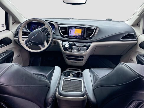 Used 2018 Chrysler Pacifica Limited w/ Advanced Safetytec Group FWD image 16
