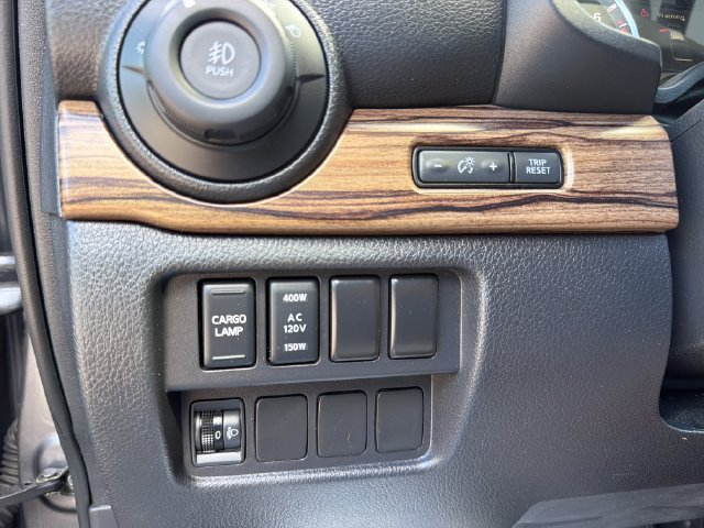 Used 2020 Nissan Titan SL w/ Moonroof Package AWD/4WD image 19