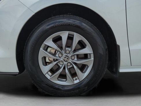 Used 2022 Toyota Sienna XLE FWD image 26