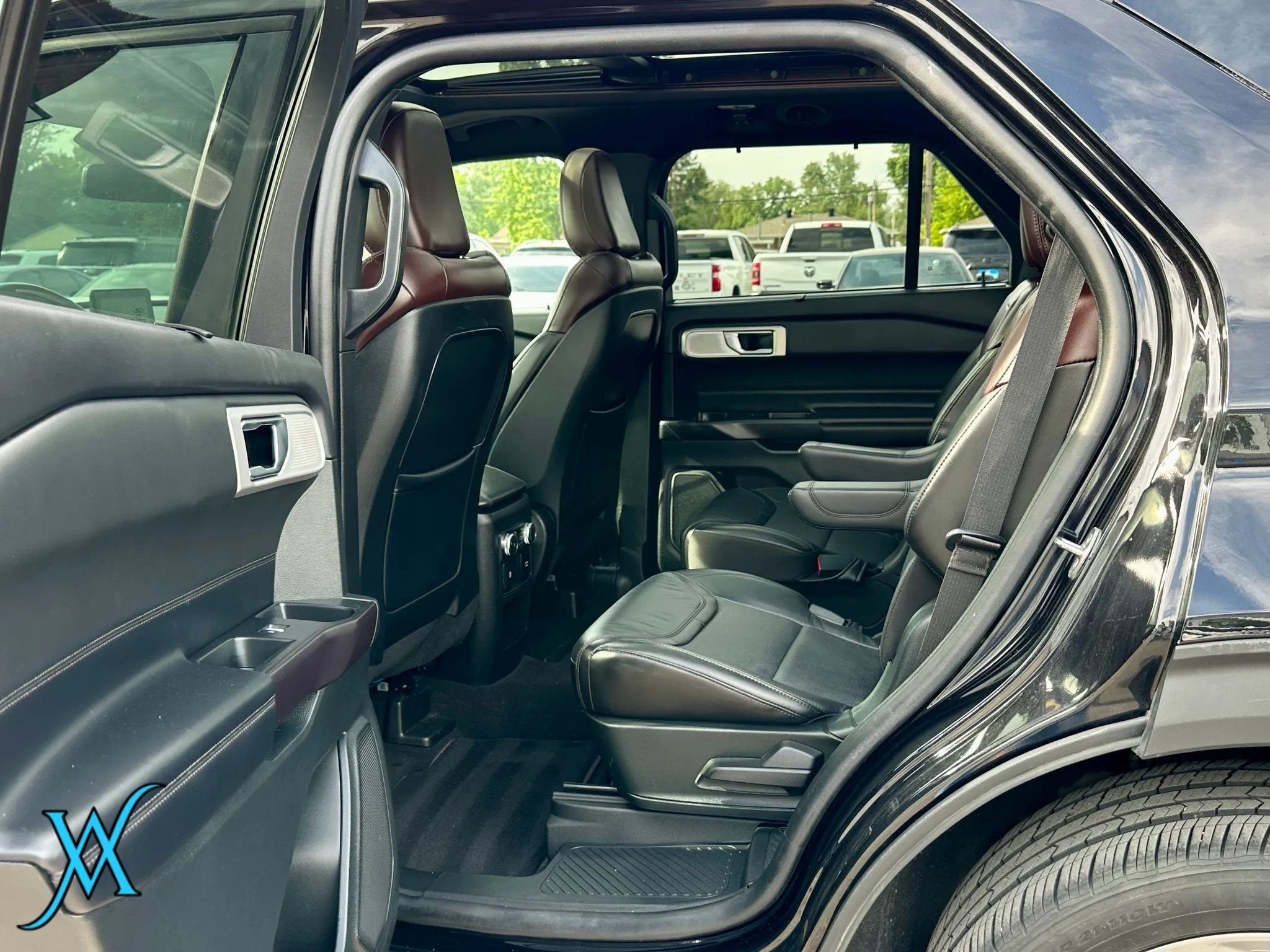 Used 2020 Ford Explorer Platinum w/ Premium Technology Package AWD/4WD image 23