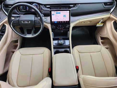 New 2025 Jeep Grand Cherokee Limited image 18